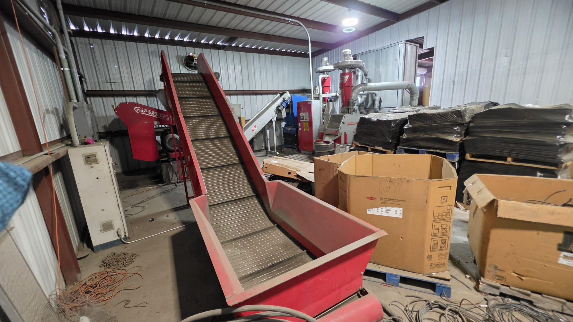Infeed conveyor and boxes of parts