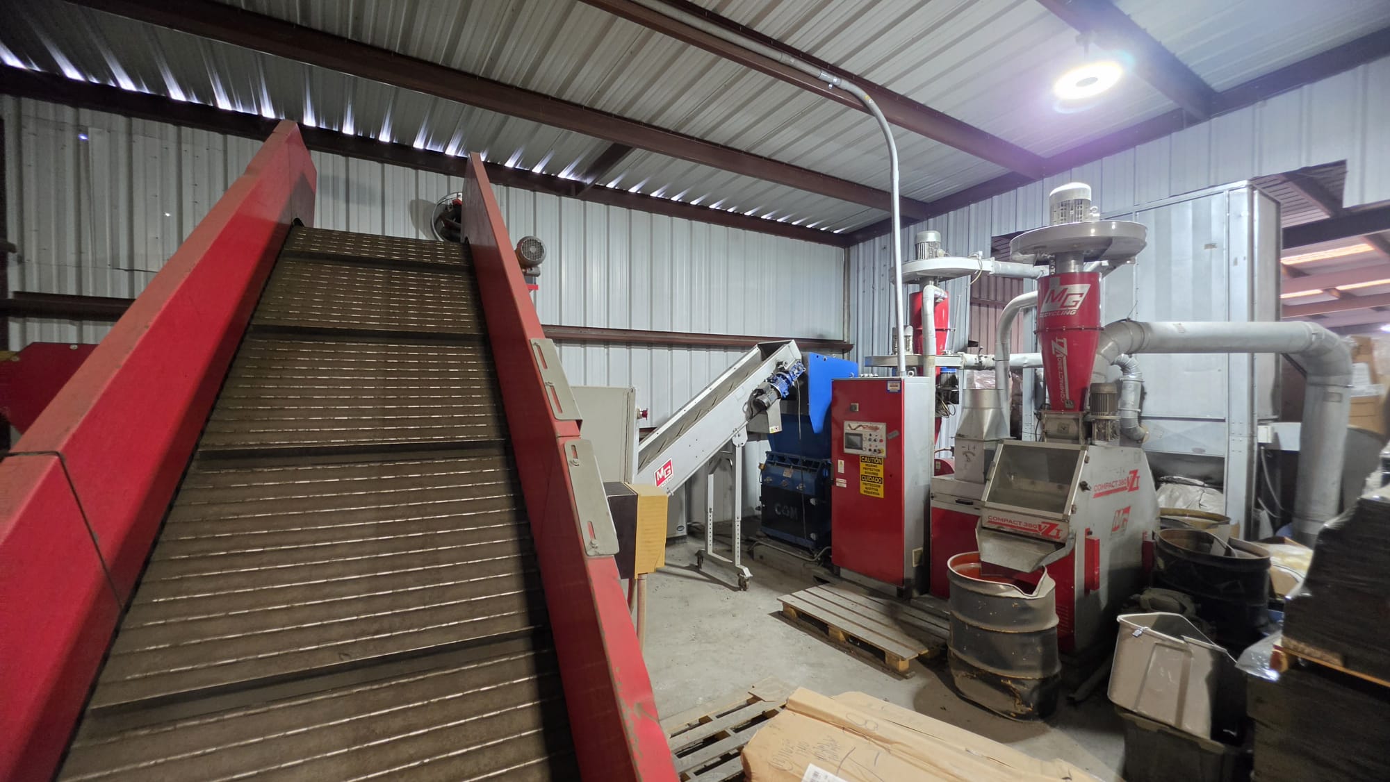 Infeed conveyor leading into the granulation line