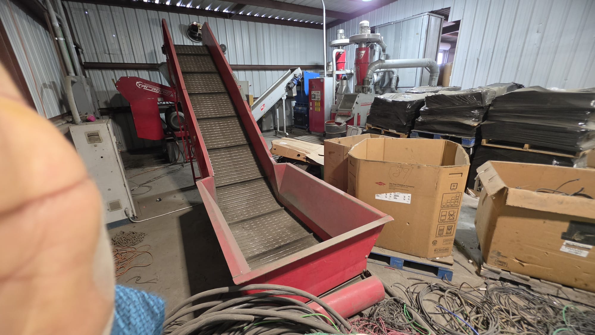 Steel belt infeed conveyor for the granulation line