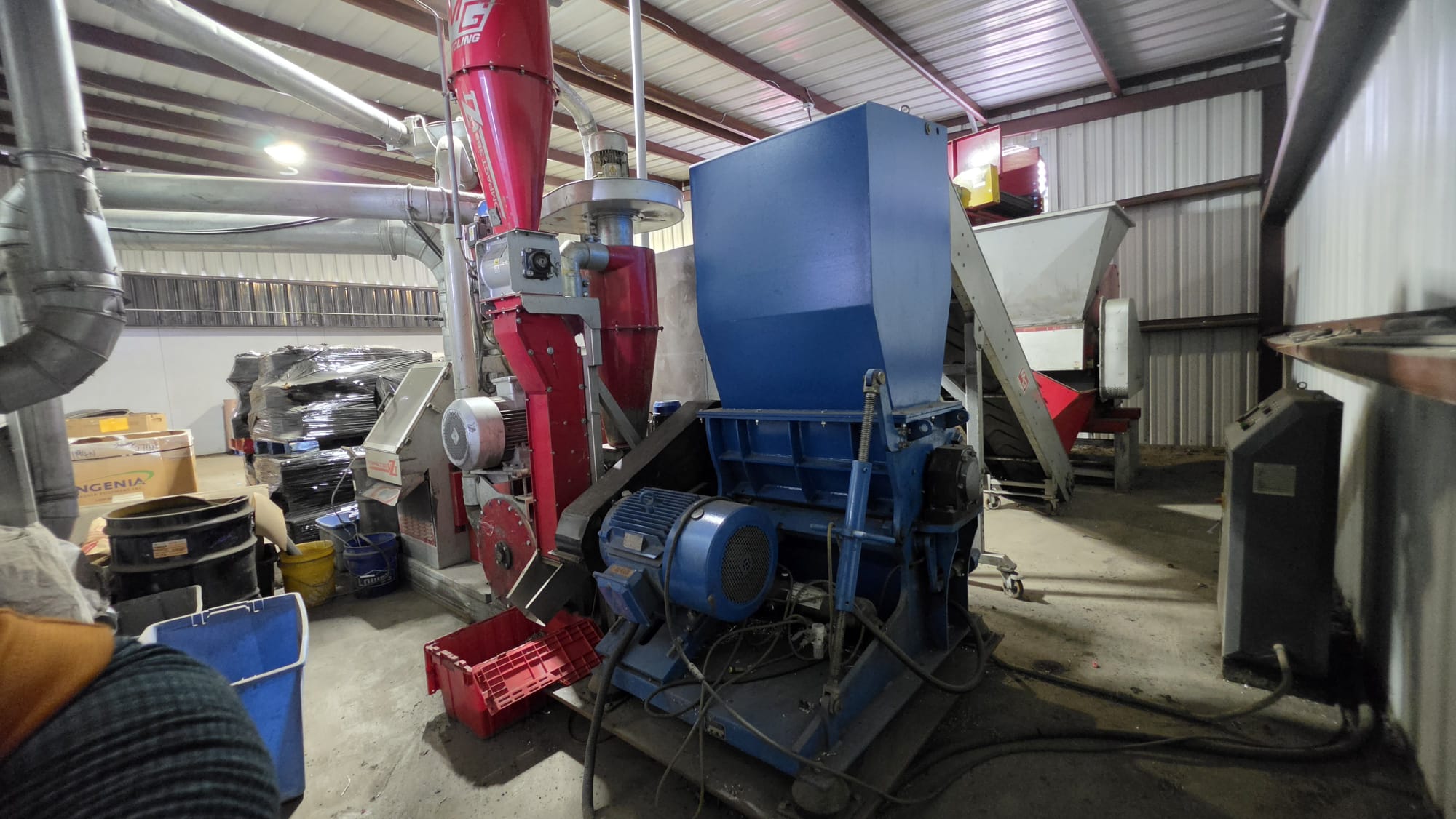 Blue 60 HP preshredder in the granulation line