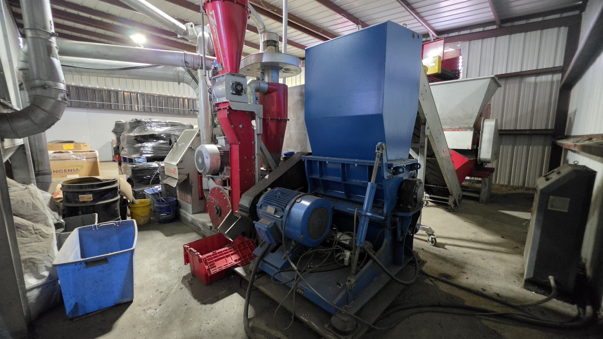 Preshredder and granulator in the granulation line