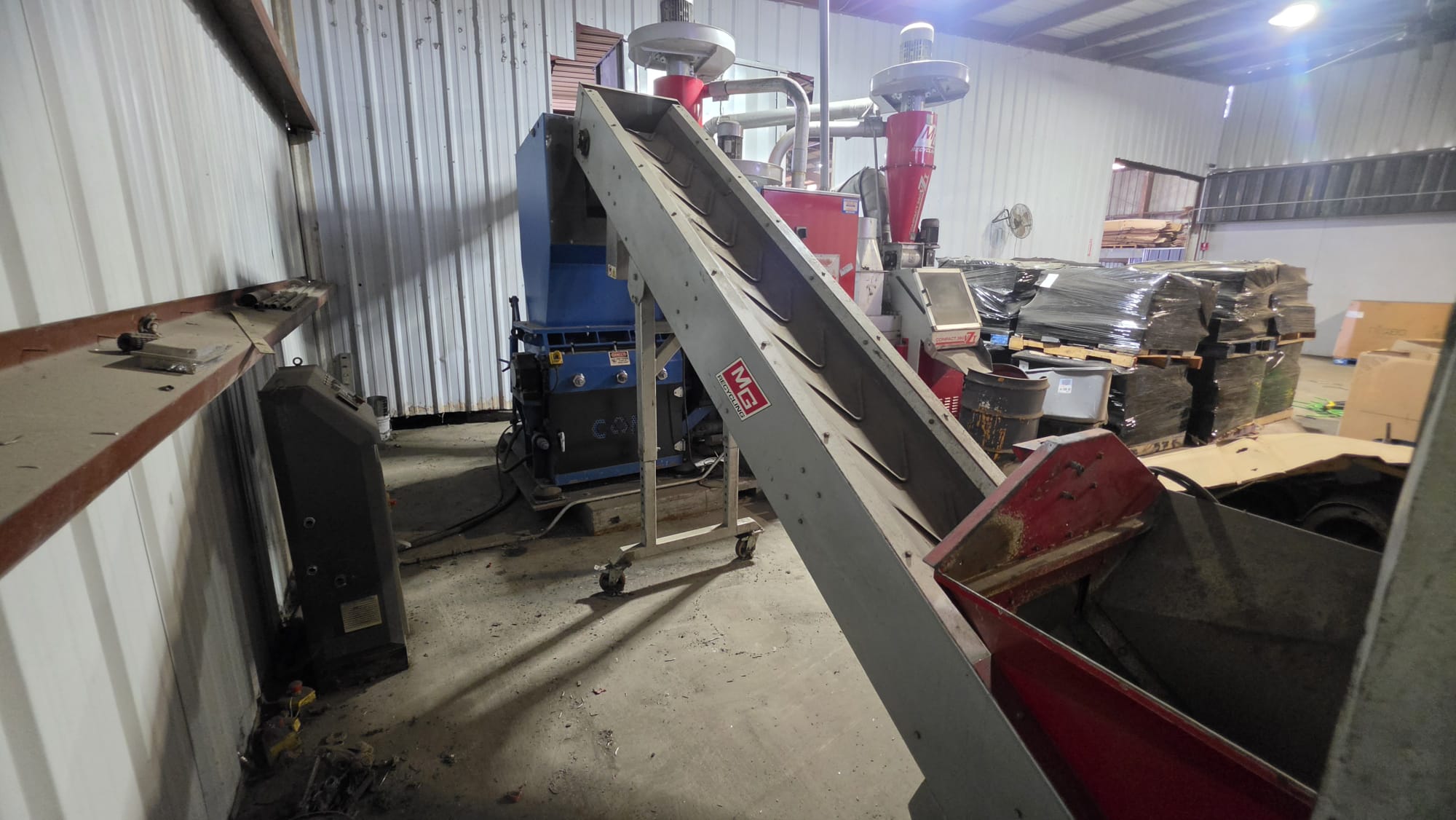 Conveyor into the granulator, side view