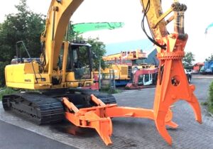 2008 Komatsu PC210LC-8 auto dismantler with orange grapple and clamp