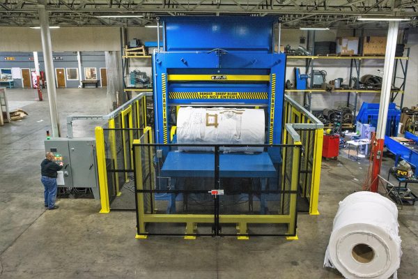 Roll splitter with an operator and paper roll