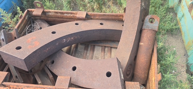 Curved liner sections for the shredder box