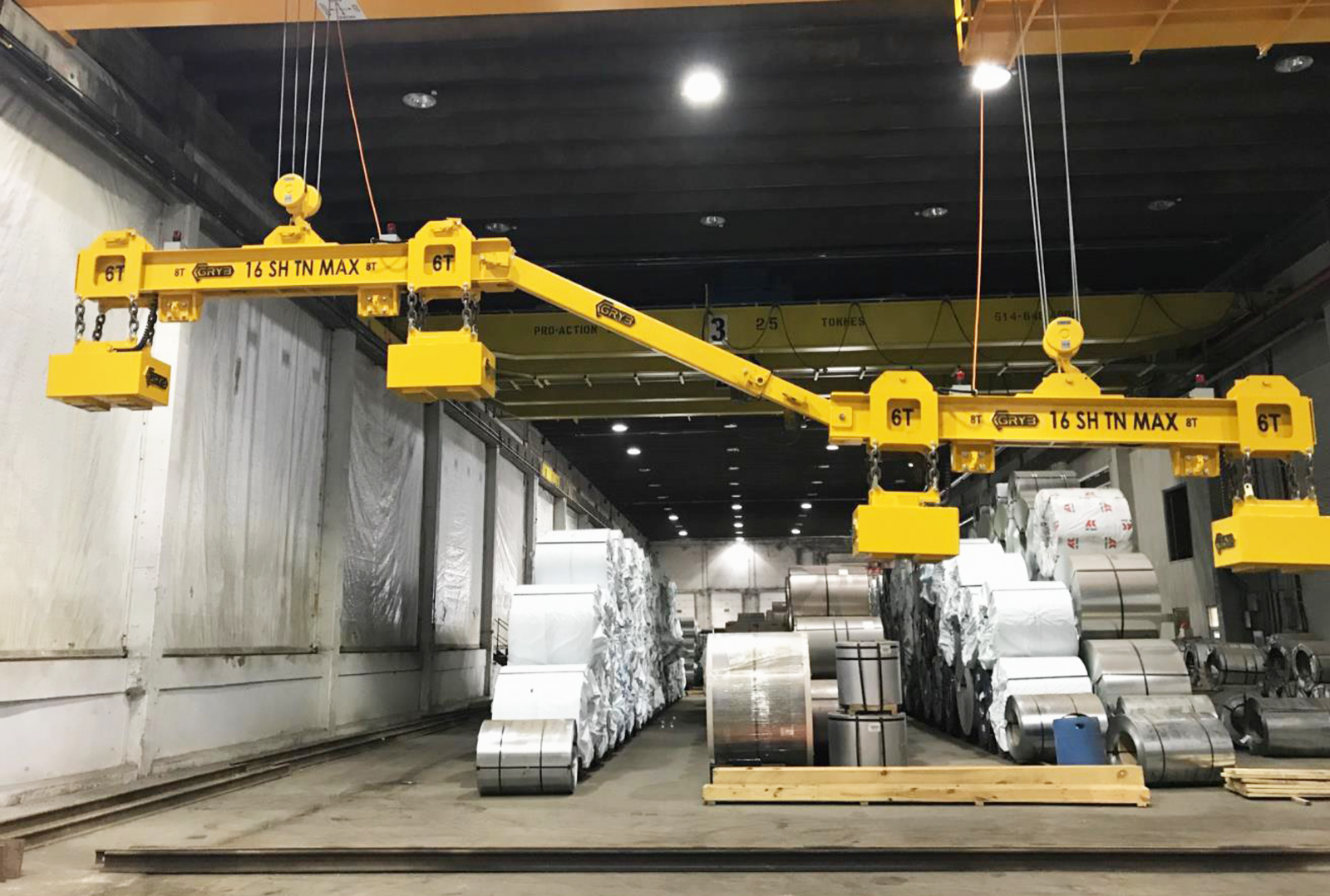 Overhead magnet beam lifting aluminum coils