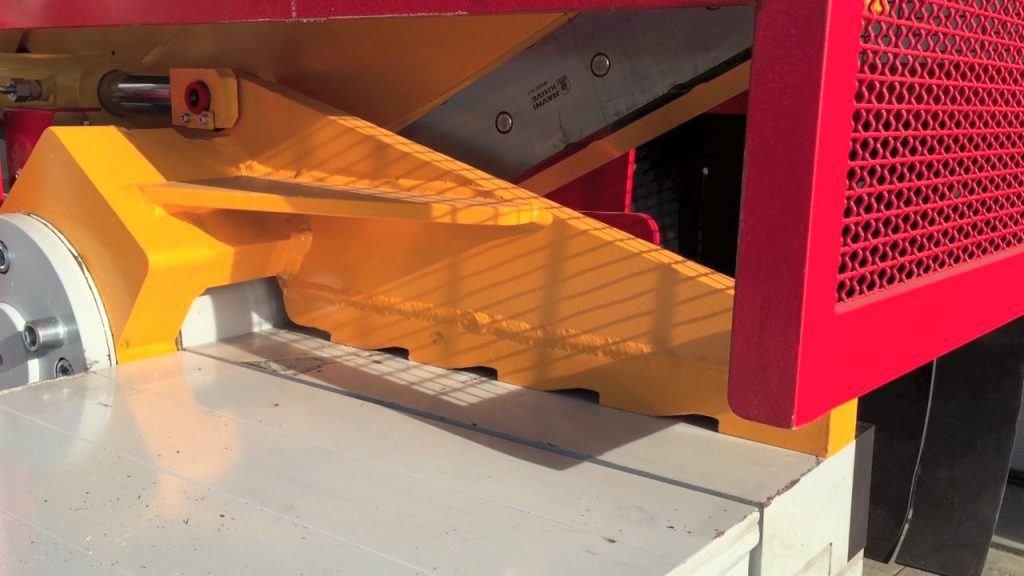 Close-up of the A-600 E alligator shear blade and guard