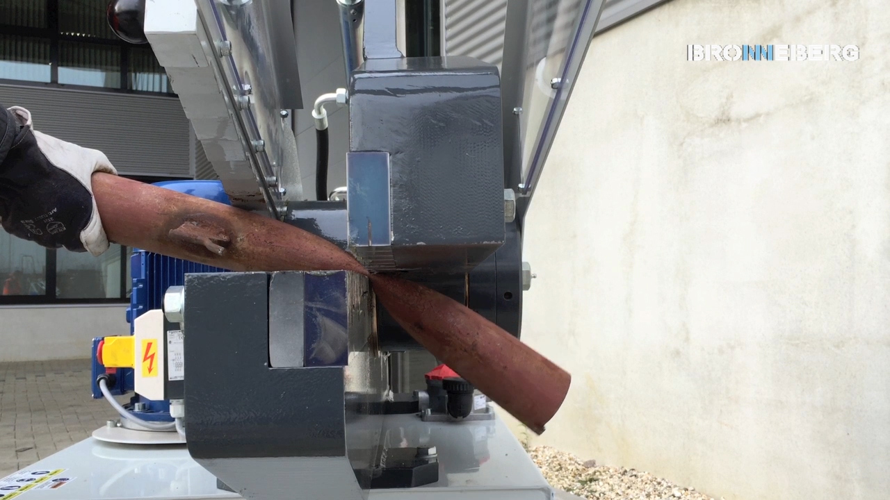 Forfex 500 alligator shear cutting a copper pipe