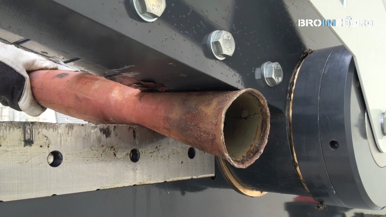 Forfex 500 alligator shear jaws cutting a thick steel pipe