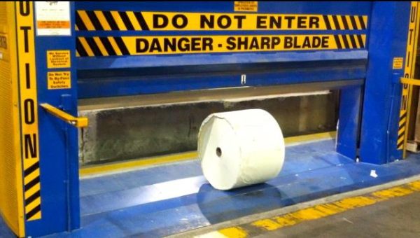Paper roll positioned under the roll splitter blade