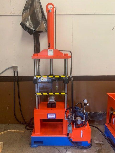 Hydraulic press platform for cracking and splitting motors