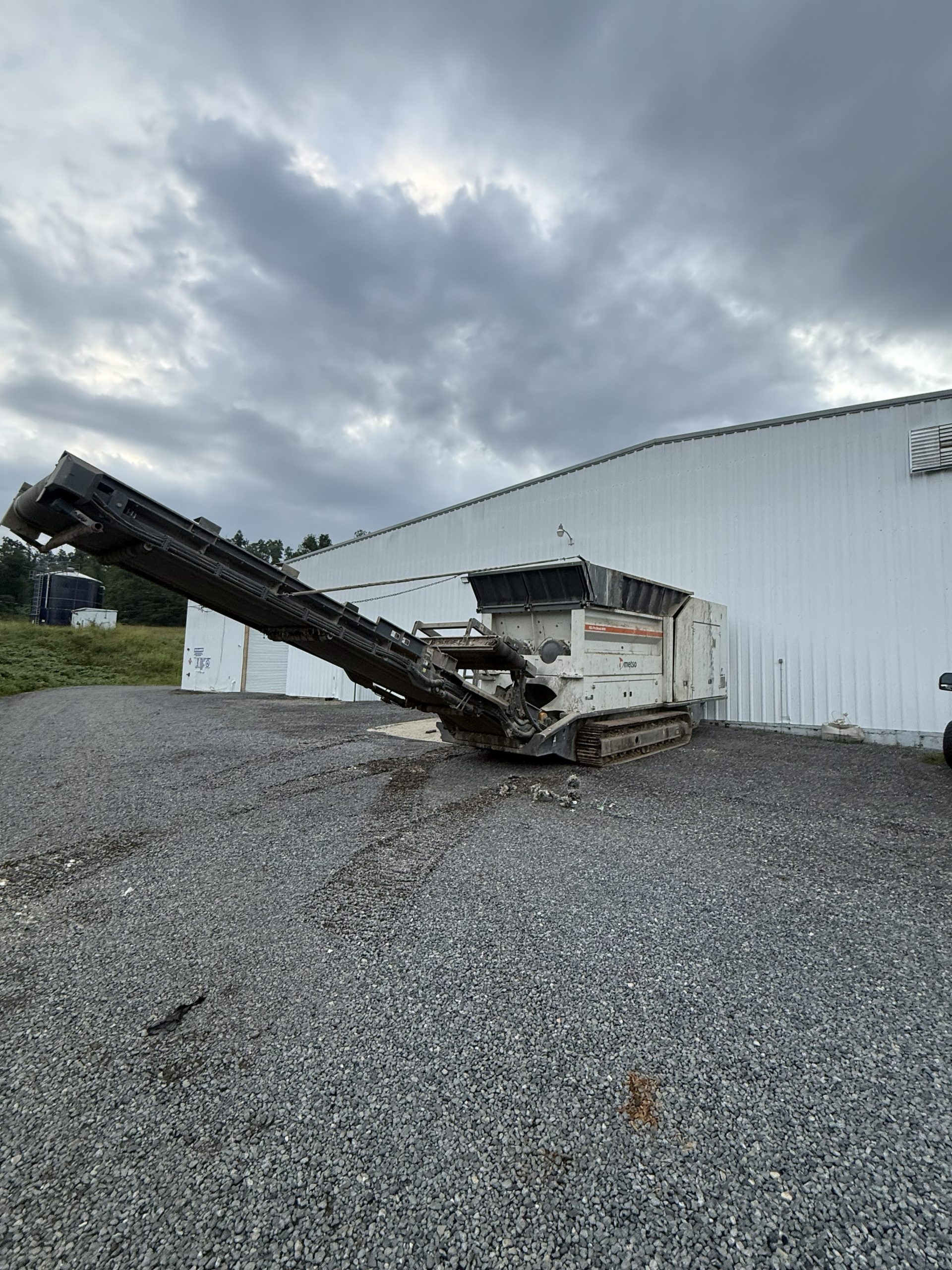 Metso M&J PreShred 4000 with discharge conveyor