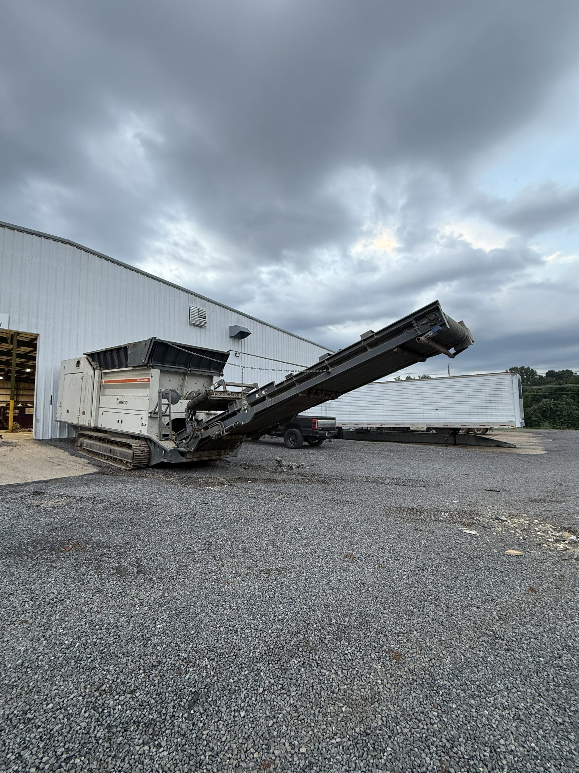 Metso PreShred 4000 with conveyor, rear view
