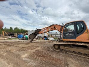 Doosan DX255LC excavator with Genesis GXP400R rotating shear