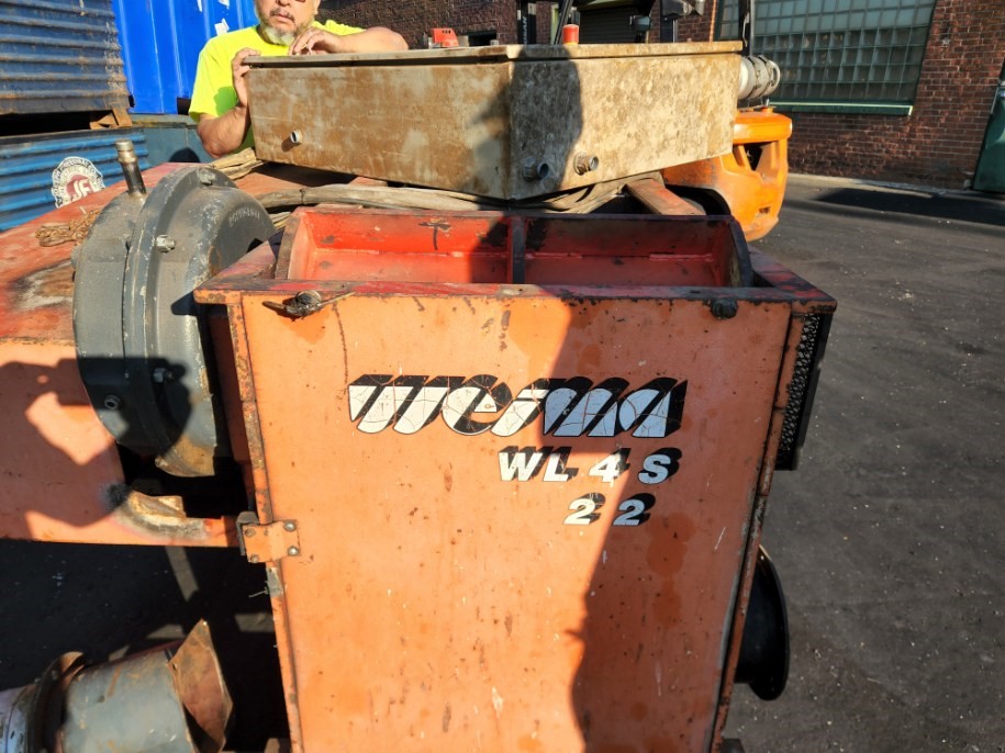 Weima WL4S/22 logo on the grinder housing