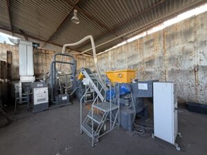 Stokkermill K500 wire granulation system with feeder conveyor and control cabinet