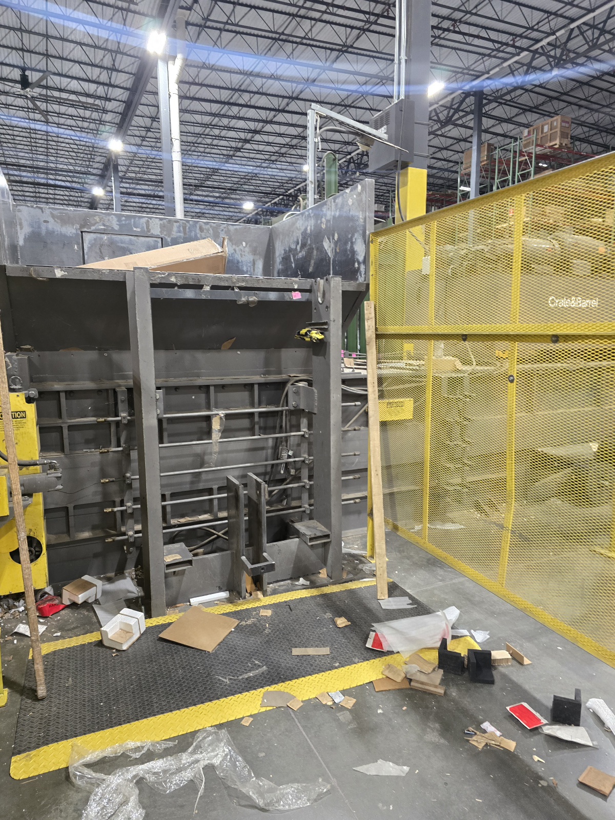Auto tie baler bale chamber opening