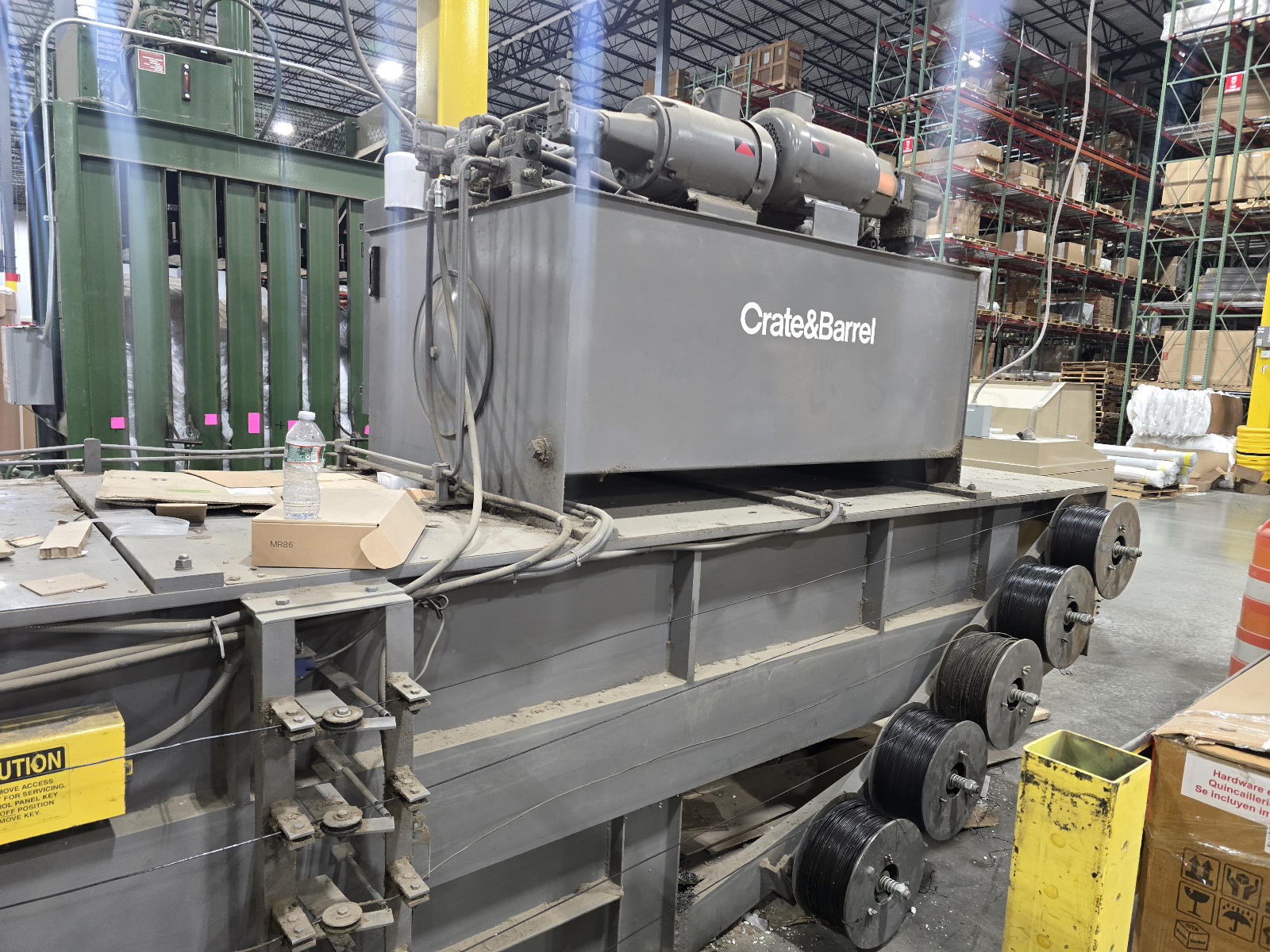 Side mounted wire spools on the bale chamber